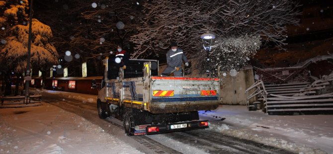 belediye-ekipleri-buzlanmaya-karsi-tuz,-kum-ve-solusyon-kullandi--(4).jpg